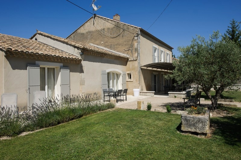 Façade du mas et jardin